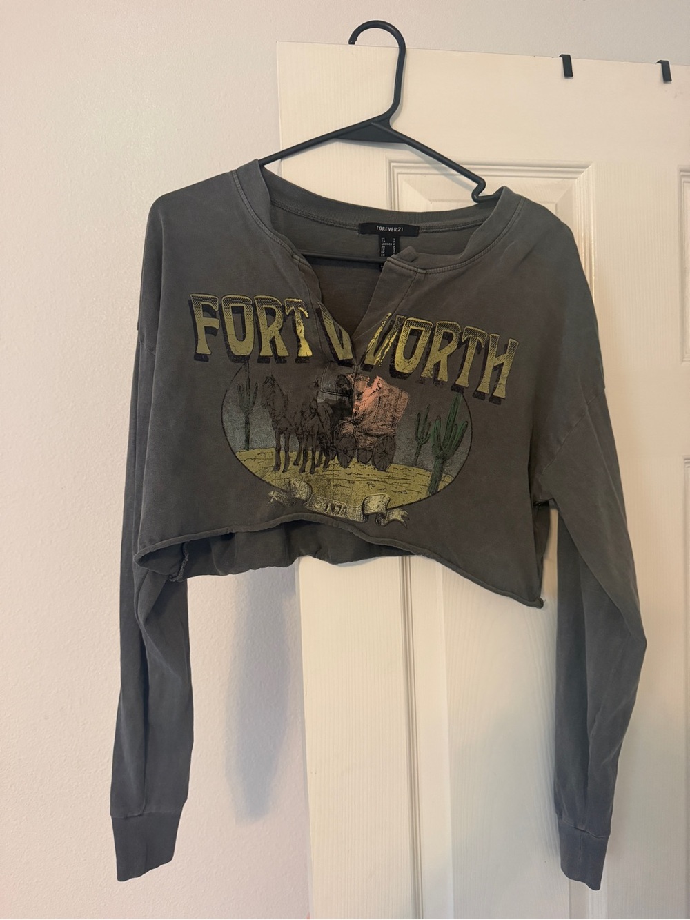 Forever 21 Gray Cropped Fort Worth Graphic Long-Sleeve Top